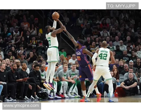 第5犯！杰伦·布朗挥肘打到曼恩被吹进攻犯规 绿军选择挑战但失败